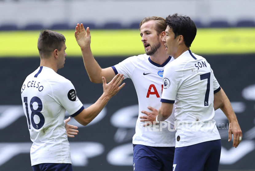 Harry Kane (C) of Tottenham reacts after scoring with teammates Son Heung-Min (R) and Giovani Lo Celso (L) during the English Premier League match between Tottenham Hotspur and Leicester City in London, Britain, 19 July 2020.   