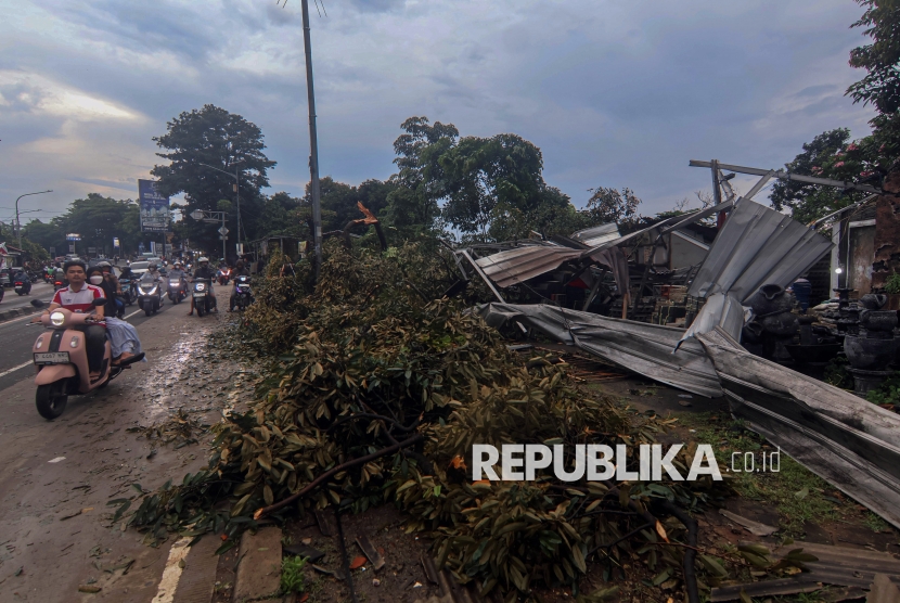 Bangkai Pesawat di Bogor "Bangkit dari Kubur" Terbang 300 Meter Dibawa Puting Beliung