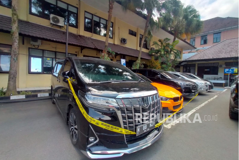 Kondisi beberapa aset mobil yang dimiliki oleh tersangka trading Auto Trade Gold, Wahyu Kenzo (WK) di Mapolresta Malang Kota (Makota), Jumat (10/3/2023). 