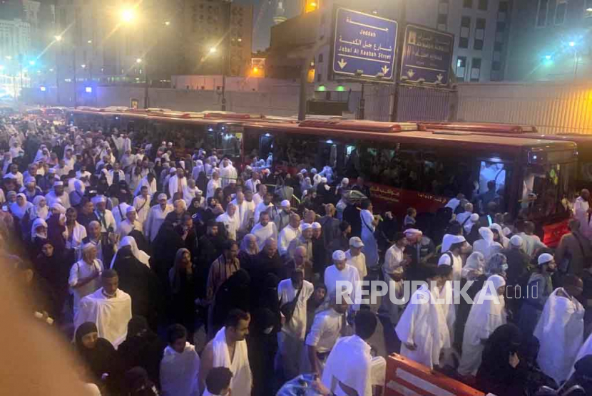 Suasana yang padat usai jamaah melaksanakan sholat tarawih di Makkah. Masjidil Haram Sesak oleh Jamaah Umroh 