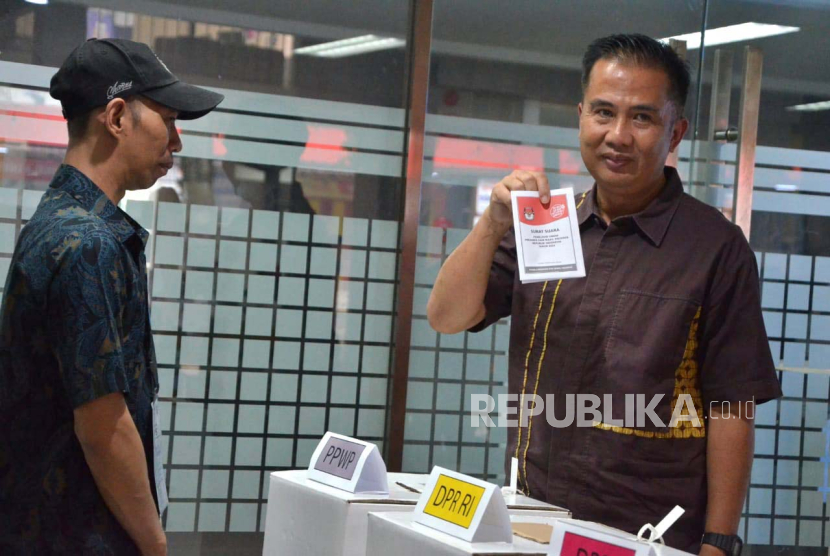 Pj Gubernur Jabar Bey Machmudin, memberikan hak suarannya di TPS 15 Jalan Cianjur, Kota Bandung, Rabu (14/2/2024). Bey menyalurkan hak pilihnya hanya untuk Pilpres dan Pileg DPR RI saja, karena aturan domisili