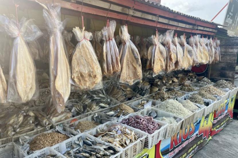 Penjualan ikan asin di Teluk Penyu Cilacap belum ramai jelang Lebaran..