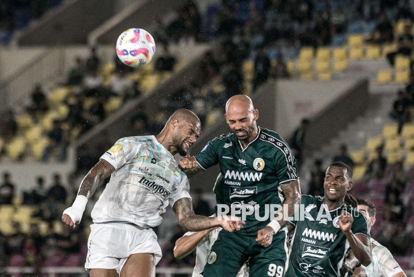 Pesepak bola Persib Bandung David Aparecido Da Silva (kiri) berebut bola udara dengan pesepak bola PSS Sleman Danilo Almaida Alves (kedua kanan) dalam pertandingan BRI Liga 1 di Stadion Manahan, Solo, Jawa Tengah, Senin (9/12/2024). Persib Bandung menang atas PSS Sleman dengan skor 2-1. Gol Persib dicetak David da Silva menit ke-20 dan Tyronne del Pino menit 80. Satu gol PSS Sleman dicetak Nicolao Dumitru di menit ke-18.