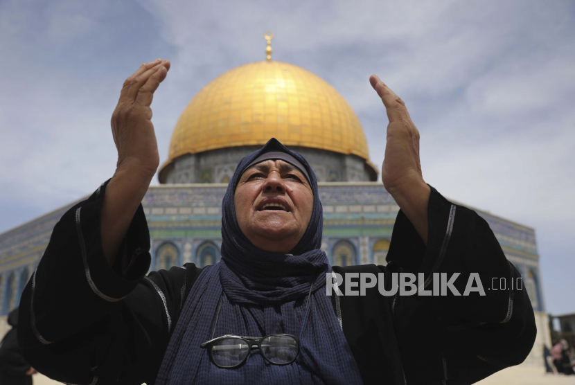 Naskah Khutbah Jumat: Memohon Kebaikan. Seorang Palestina berdoa selama sholat Jumat terakhir bulan suci Ramadhan di Masjid Dome of the Rock di kompleks Masjid Al Aqsa di Kota Tua Yerusalem, Yerusalem, Jumat, 7 Mei 2021.