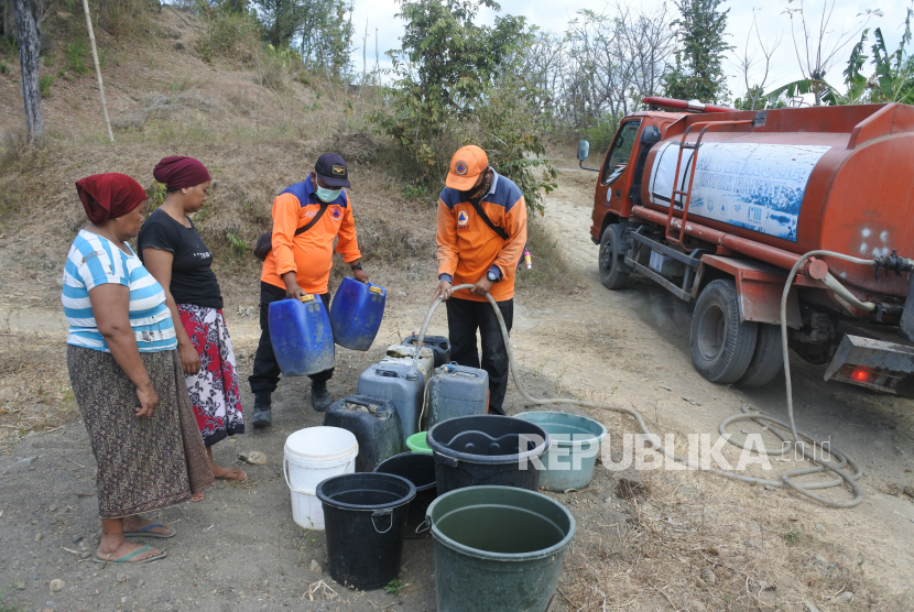 Petugas BPBD mendistribusikan air bersih di wilayah terdampak musim kemarau. 