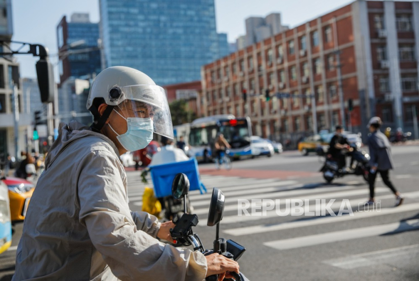  A man wearing a face mask rides a scooter on a street in Beijing, China, 21 August 2023. The EG.5 substrain of the Omicron variant has became the most prominent source of COVID-19 infections across China, as the number of infections caused by EG.5 has risen to 71.6 percent in August from just 0.6 percent in the month previously, said the Chinese Center for Disease Control and Prevention on 19 August.  