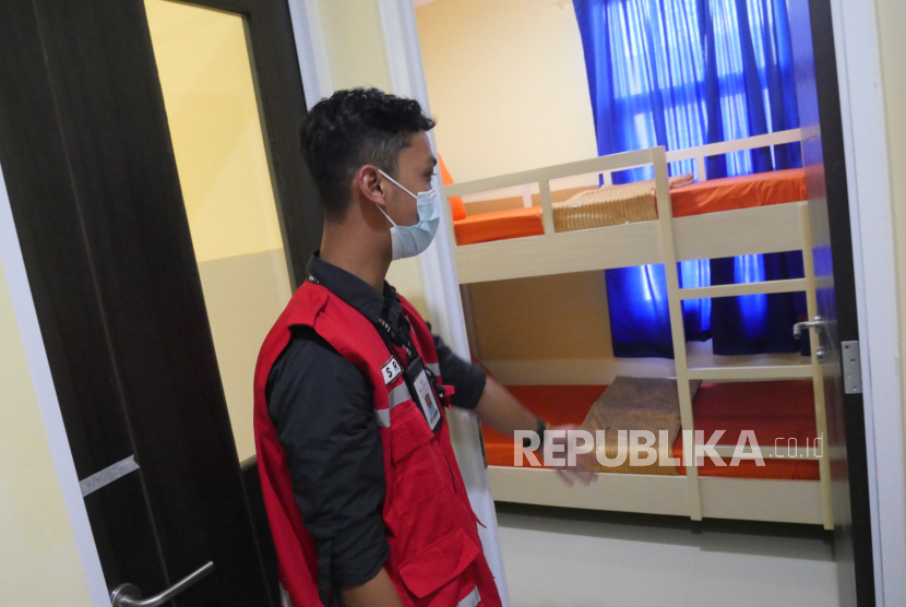 Petugas menunjukkan kamar shelter khusus untuk pasien Covid-19 di Rusunawa Bener, Tegalrejo, Yogyakarta. Pasien OTG di shelter Tegalrejo akan didampingi dokter dan psikolog. Ilustrasi.