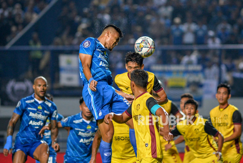 Gelandang Persib Bandung Rachmat Irianto (kostum biru) menyundul bola dalam pertandingan Liga 1 (ilustrasi).