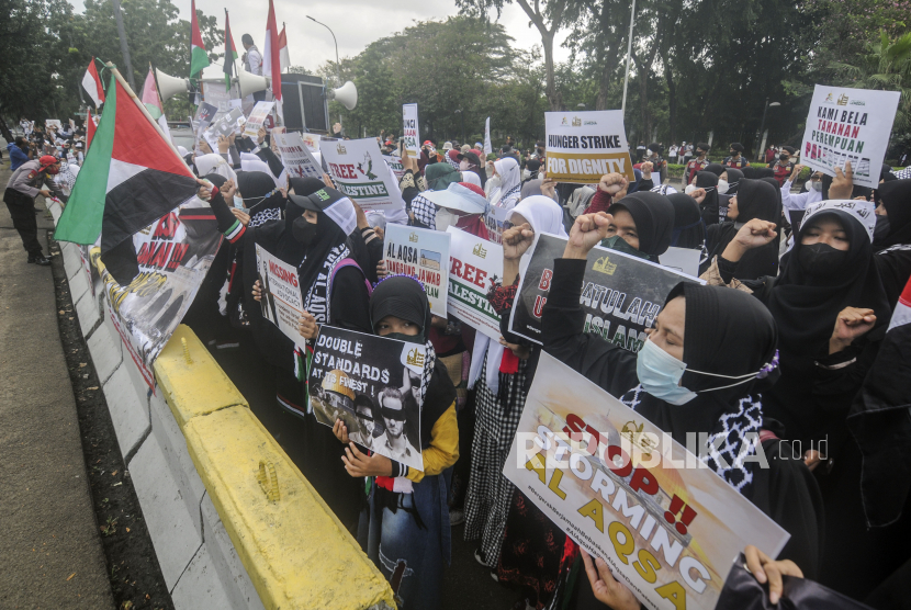 Sejumlah massa melakukan Aksi Bela Al Aqsa di depan Kedutaan Besar Amerika, Jakarta, Rabu (20/4/2022). Asar Humanity menyeru agar masyarakat melakukan aksi-aksi terbaiknya melalui berbagai bantuan kemanusiaan untuk Palestina.