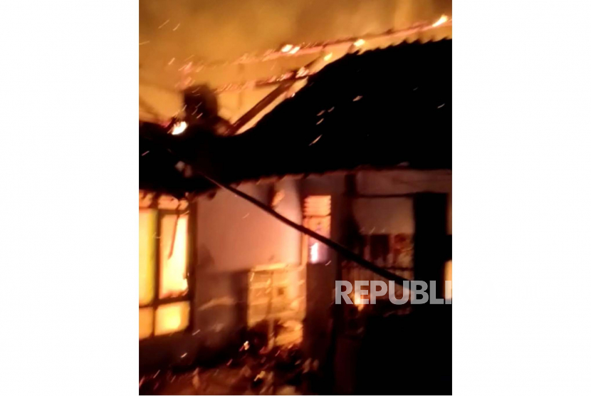 Kebakaran hebat melanda sebuah rumah milik warga di Dusun 4 RT 18 RW 8 Kampung Jatibayi, Desa Panyosogan, Kecamatan Luragung, Kabupaten Kuningan, Ahad (16/4/2023) sekitar pukul 04.15 WIB.