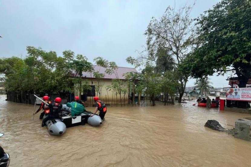 Evakuasi banjir Aceh terhambat akses terputus dan gangguan komunikasi.