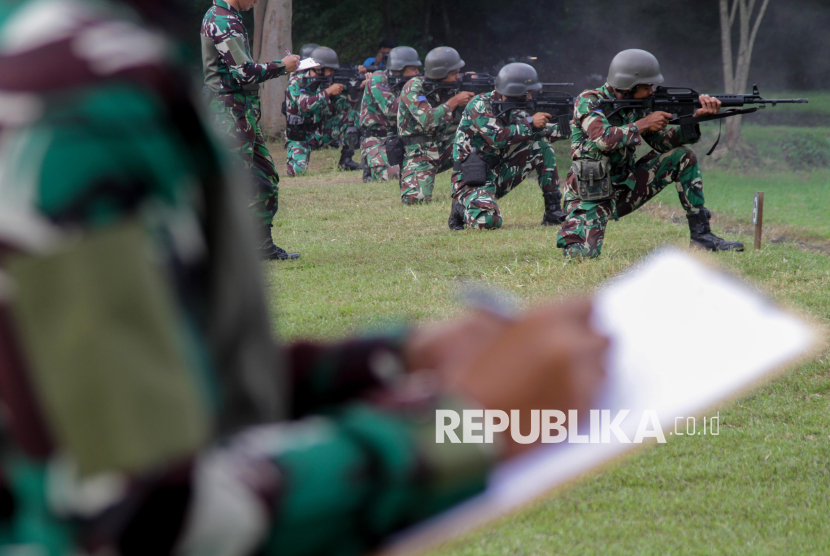 Seru! Ratusan Personel Marinir Adu Ketangkasan Menembak