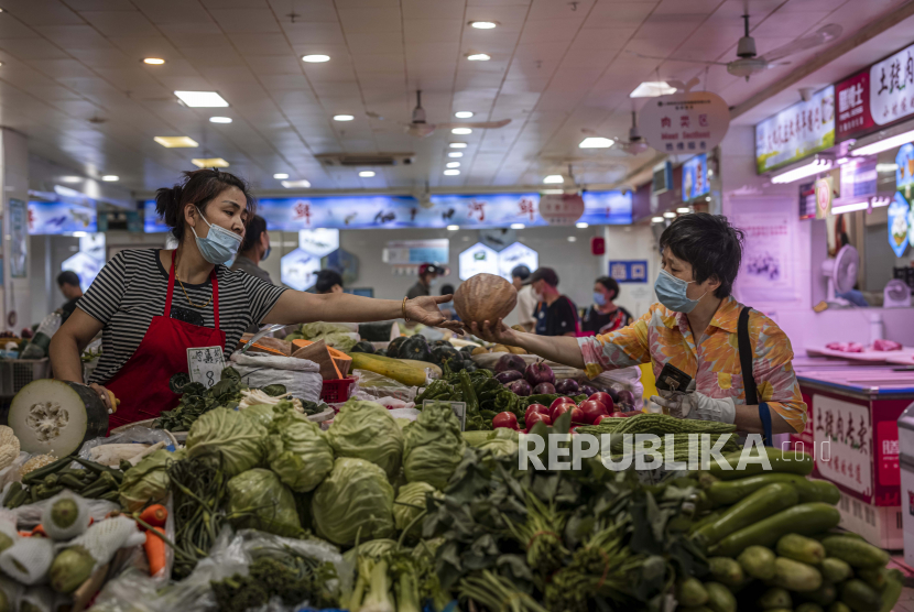 Orang membeli sayuran di pasar basah di Shanghai, China, 08 Agustus 2021 (dikeluarkan 09 Agustus 2021). Pemerintah China minta warga punya persediaan pangan untuk antisipasi kondisi ekstrem. 