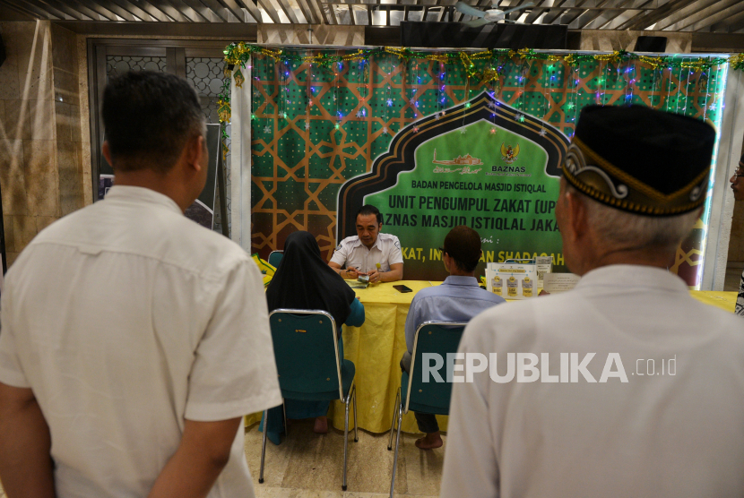 Petugas melayani jamaah yang membayar zakat fitrah di Masjid Istiqlal, Jakarta, (ilustrasi). Mayoritas masyarakat Indonesia hanya mengenal zakat fitrah. Padahal, ada kewajiban lain seperti zakat mal.