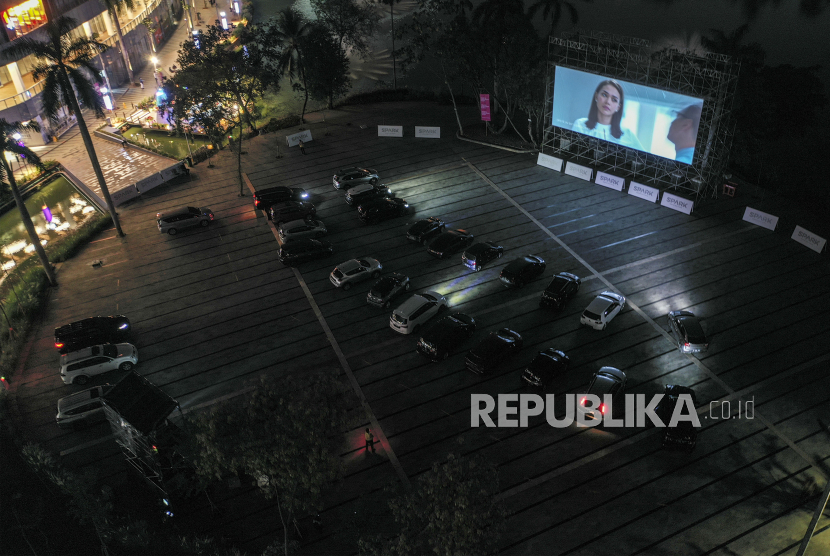 Pengunjung berada di dalam mobil saat menyaksikan film di Skylight Cinema, Senayan Park, Jakarta, Minggu (6/9/2020). 