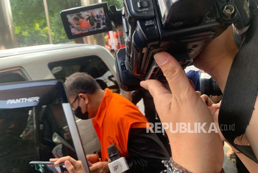Mantan pejabat DJP Kementerian Keuangan Rafael Alun Trisambodo dikawal petugas menuju rutan KPK usai dilimpahkan ke Tim Jaksa, Senin (31/7). 
