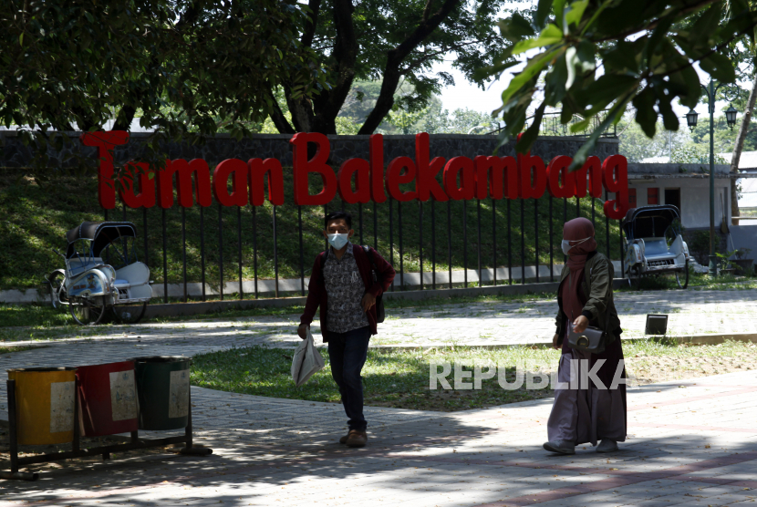 Pengunjung berjalan di kawasan Taman Balekambang Solo, Jawa Tengah, Rabu (1/9/2021) lalu.