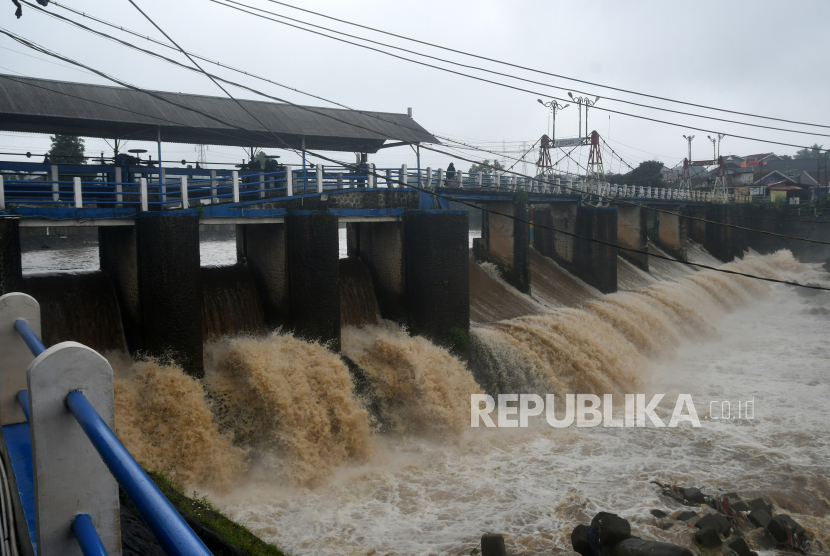 Warga berjalan kaki di jembatan Bendung Katulampa, Bogor, Jawa Barat, Kamis (14/3/2024). BMKG memprediksi terjadi hujan ringan pada periode mudik lebaran.