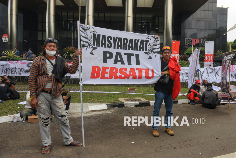 Massa yang tergabung dalam Aliansi Masyarakat Pati Bersatu (AMPB) saat mengikuti aksi di depan Gedung Merah Putih KPK, Jakarta, Senin (1/9/2025). Dalam aksinya mereka menuntut KPK menetapkan Bupati Pati Sudewo sebagai tersangka dalam kasus dugaan korupsi pengadaan pembangunan jalur kereta api pada lingkungan Direktorat Jenderal Perkeretaapian (DJKA) Kementerian Perhubungan (Kemenhub) 2018-2022.