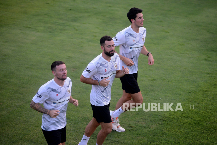 Sejumlah pesepak bola Timnas Indonesia saat melakukan sesi di Lapangan Sepak Bola A Gelora Bung Karno (GBK), Senayan, Jakarta, Kamis (15/6/2023). Sesi latihan timnas Indonesia ini sebagai langkah persiapan menjelang duel kontra Argentina. Latihan Timnas Indonesia kali ini pun dijaga secara ketat dan tidak sembarang orang dapat masuk. Kain hitam menutupi sekeliling lapangan tempat skuad Garuda menjalani sesi latihan. Hal ini dilakukan agar pemain fokus saat latihan.