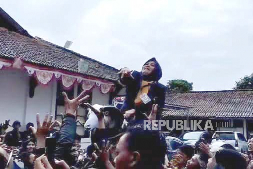Rombongan bacaleg Partai Nasdem melakukan aksi sawer uang usai melakukan pendaftaran di Kantor KPU Kabupaten Garut, Kamis (11/5/2023). 