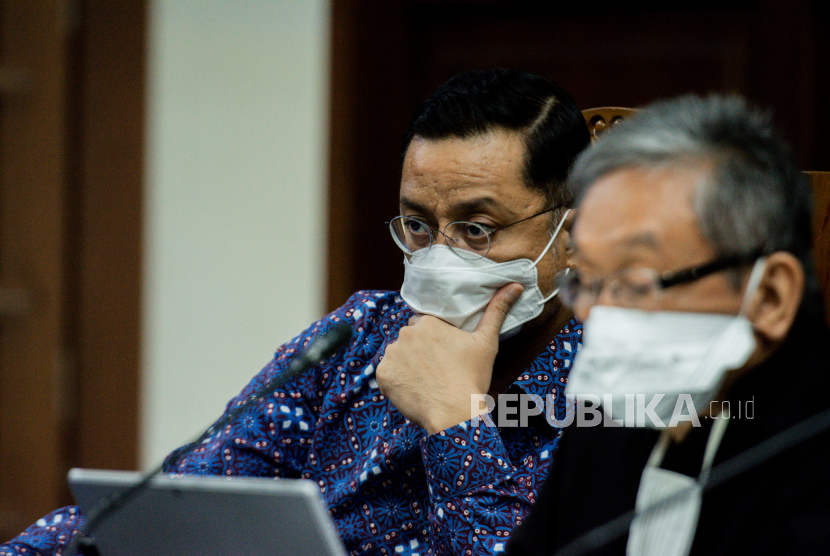 Terdakwa mantan menteri sosial Juliari Batubara (kiri) mendengarkan keterangan saksi ahli saat sidang lanjutan terkait kasus dugaan korupsi dana paket Bantuan Sosial (Bansos) Covid-19 untuk wilayah Jabodetabek Tahun 2020 di Pengadilan Tipikor, Jakarta, beberapa waktu lalu.