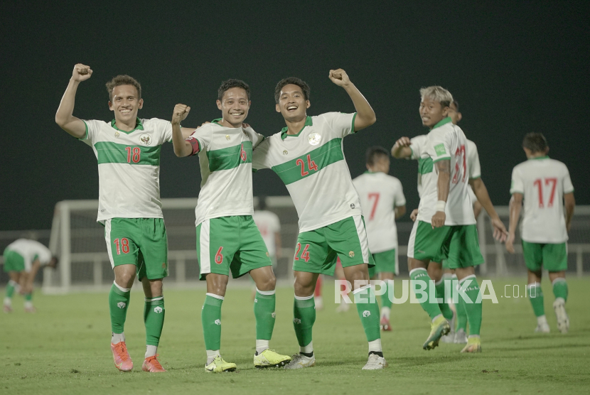 Evan Dimas (kedua kiri) berselebrasi dengan rekan-rekannya usai membobol gawang Oman dalam pertandingan uji coba di Dubai, Uni Emirat Arab, Sabtu (29/5/2021) malam. Indonesia akan menghadapi Thailand pada kualifikasi Piala Dunia 2022 Kamis (3/6).