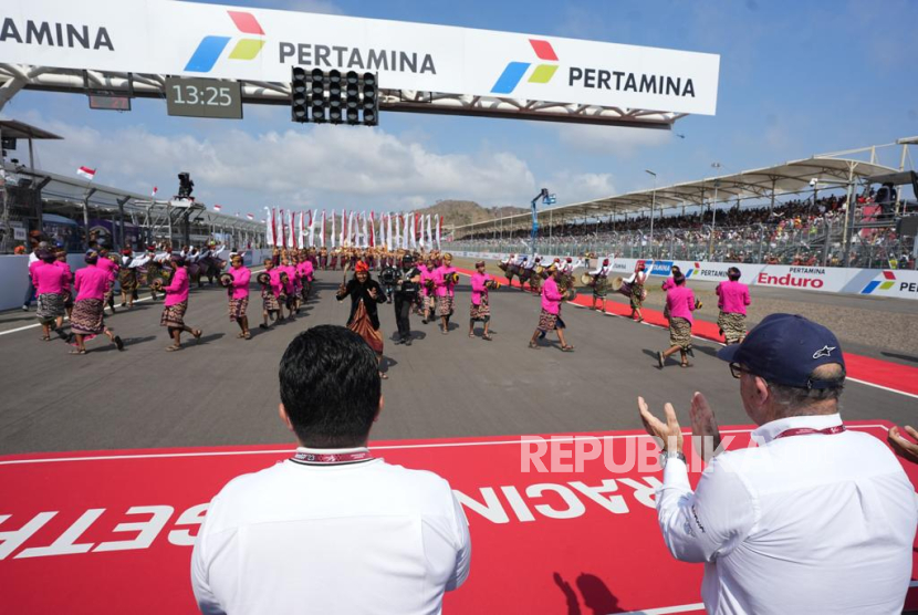 Seniman mementaskan tari kreasi Lombok - Sumbawa saat balapan MotoGP di Pertamina Mandalika International Street Circuit, Lombok Tengah, NTB, Ahad (15/10/2023). 