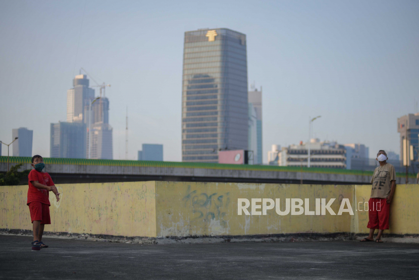 Warga beraktivitas di rooftop Pasar Jaya Mampang, Jakarta, Sabtu (1/8). Pemerintah Provinsi DKI Jakarta kembali memperpanjang masa PSBB Transisi selama 14 hari dari tanggal 31 Juli hingga 13 Agustus 2020 mendatang dengan diharapkan mampu menekan penularan Covid-19.