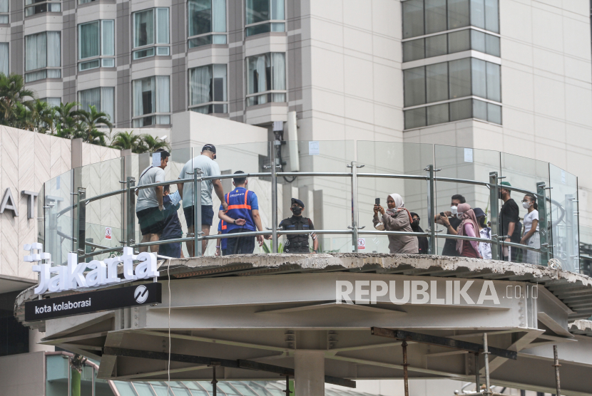 Sejumlah warga berfoto di anjungan Halte Transjakarta Bundaran HI. ilustrasi