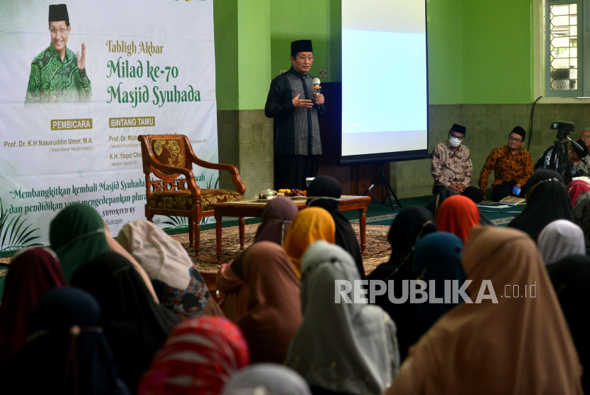 Imam Besar Masjid Istiqlal, Nasaruddin Umar menyampaikan tausiyah saat tabligh akbar di Masjid Syuhada, Yogyakarta, Rabu (21/9/2022). Tabligh Akbar ini dalam rangka Milad ke-70 Majsid Syuhada Yogyakarta. Tema tausiyah yang dibawakan yakni membangkitkan kembali masjid sebagai pusat dakwah dan pendidikan yang mengedepankan wasatiyah.