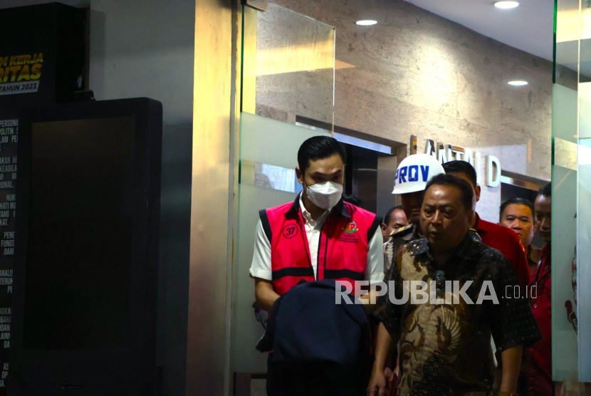 Pengusaha Harvey Moeis selaku tersangka kasus timah ilegal mengenakan rompi tahanan seusai menjalani pemeriksaan di Kejaksaan Agung, Jakarta, Rabu (27/3/2024).