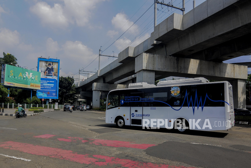 Bus listrik Transjakarta melintas menuju Terminal Blok M di Jakarta, Senin (6/7). PT Transportasi Jakarta (Transjakarta) melakukan uji coba dua unit bus listrik EV1 dan EV2 rute Balai Kota - Blok M dengan mengangkut penumpang. Republika/Putra M. Akbar