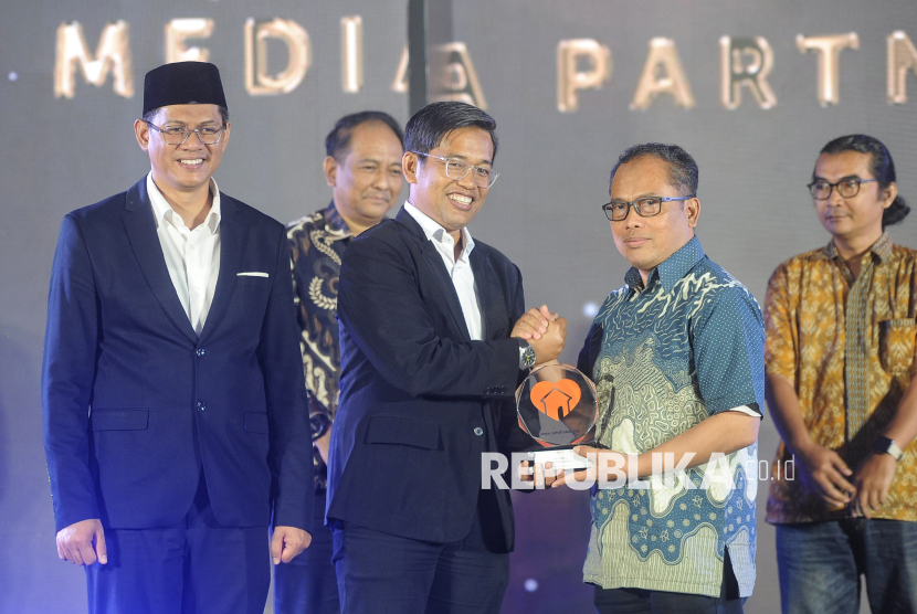 Direktur Republika Nur Hasan Murtiaji menerima Penghargaan Happiness Awards 2024 dari Chief Marketing Officer Rumah Zakat Didi Sabir disaksikan oleh Chief Executive Officer Rumah Zakat Irvan Nugraha dalam acara Public Expose Rumah Zakat Tahun 2025 di Jakarta, Kamis (13/2/2025). Republika menerima penghargaan Happiness Awards 2024 kategori Media Partner Kebaikan atas kontribusinya dalam mewujudkan kebahagiaan untuk Indonesia dan Dunia. Rumah Zakat memberikan penghargaan Happiness Awards yaitu penghargaan yang diberikan kepada para mitra Rumah Zakat yang telah berkolaborasi dalam upaya membahagiakan sesama selama tahun 2024.