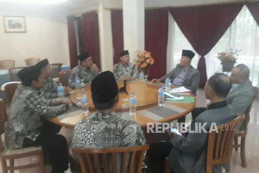 Sejumlah pejabat Kemenag Kabupaten Indrmaayu saat bersilaturahim dengan Pimpinan Mahad Al-Zaytun Indramayu, Rabu (26/4/2023).