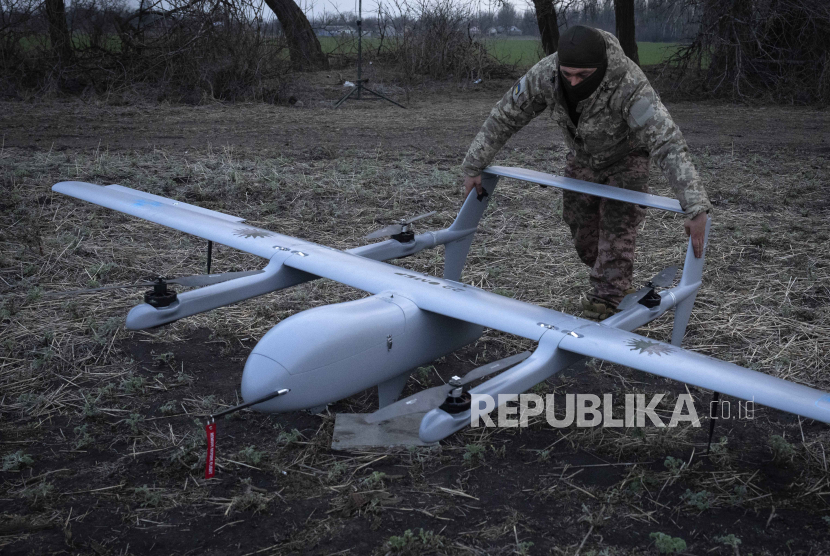 Seorang tentara Ukraina dari brigade Mekanis ke-22 bersiap untuk meluncurkan UAV jarak menengah Poseidon H10 di garis depan, dekat Bakhmut, wilayah Donetsk, Ukraina, Selasa, (26/3/2024).