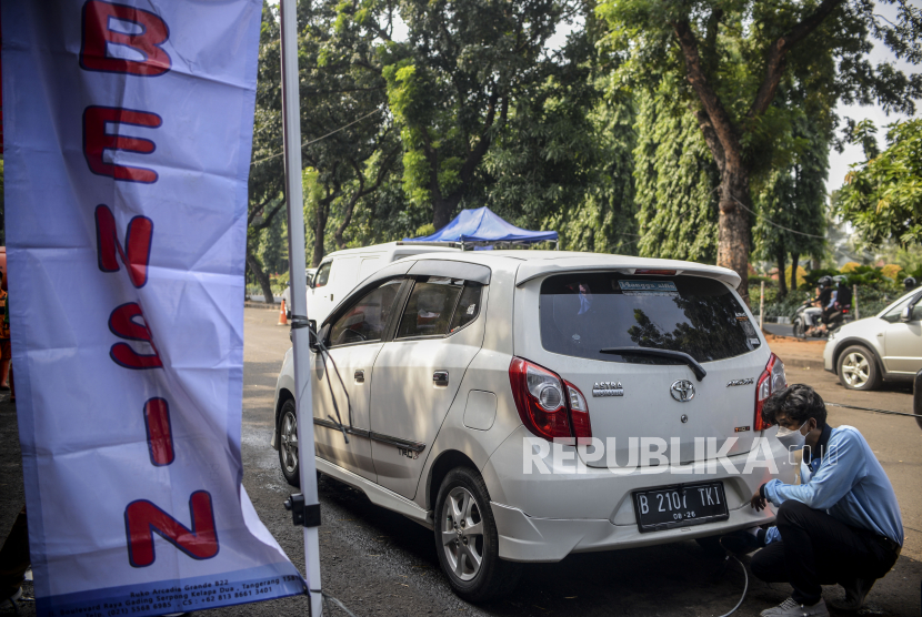 Petugas melakukan uji emisi kendaraan di Kalibata, Jakarta, Selasa (21/6/2022). Pemprov DKI sedang menggodok syarat uji emisi sebagai syarat perpanjangan STNK.