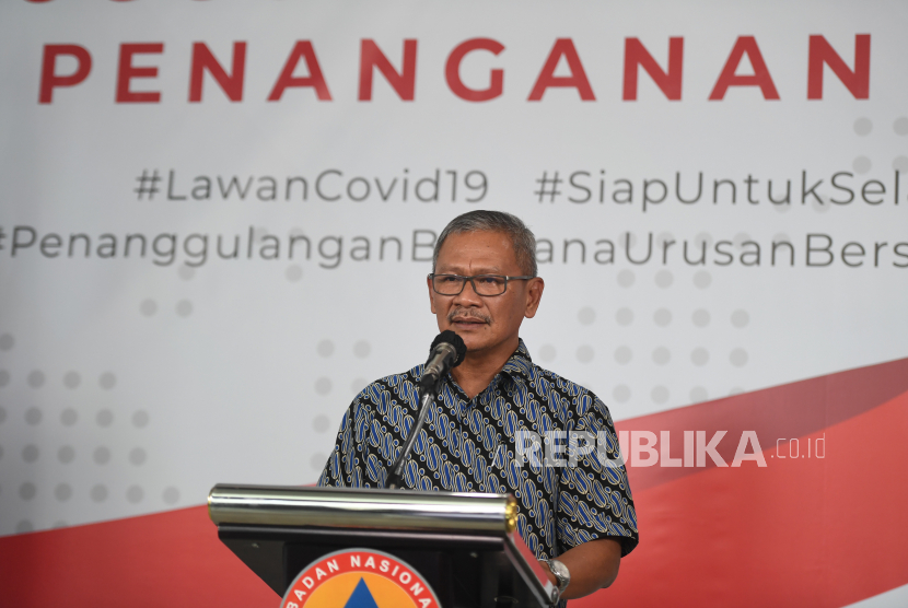 Juru bicara pemerintah untuk penanganan COVID-19 Achmad Yurianto memberikan keterangan terkait perkembangan kasus COVID-19 dalam konferensi pers di Jakarta, Sabtu (28/3/2020). Achmad Yurianto menyatakan, hingga pukul 12