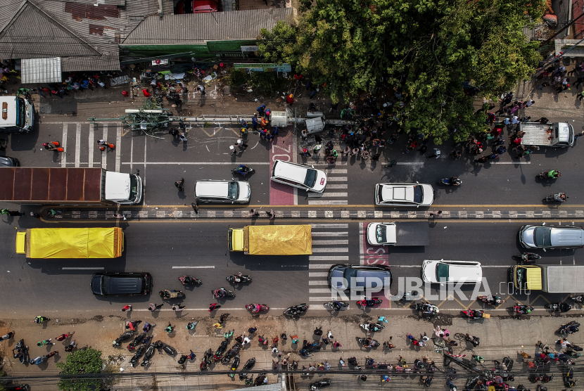 Warga menyaksikan tiang BTS yang roboh akibat ditabrak oleh truk di Jalan Sultan Agung, Bekasi, Jawa Barat, Rabu (31/8/2022). Kecelakaan truk yang menabrak tiang BTS hingga roboh di depan SDN Kota Baru II dan III tersebut mengakibatkan 10 orang meninggal dunia dan 23 lainnya luka-luka. Republika/Putra M. Akbar