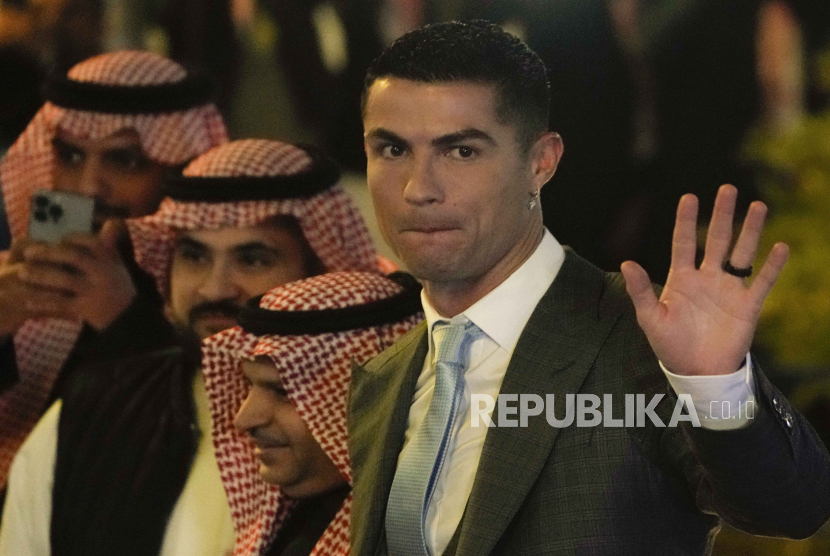  Cristiano Ronaldo menghadiri pembukaan resmi sebagai anggota baru klub sepak bola Al Nassr di Riyadh, Arab Saudi, Selasa, 3 Januari 2023. Presiden Al Nassr, Musalli Al Muammar, mengungkapkan, Cristiano Ronaldo meminta untuk mendapatkan perlakuan yang sama dengan penggawa Al Nassr lainnya, terutama dari segi bonus dan aturan klub. 