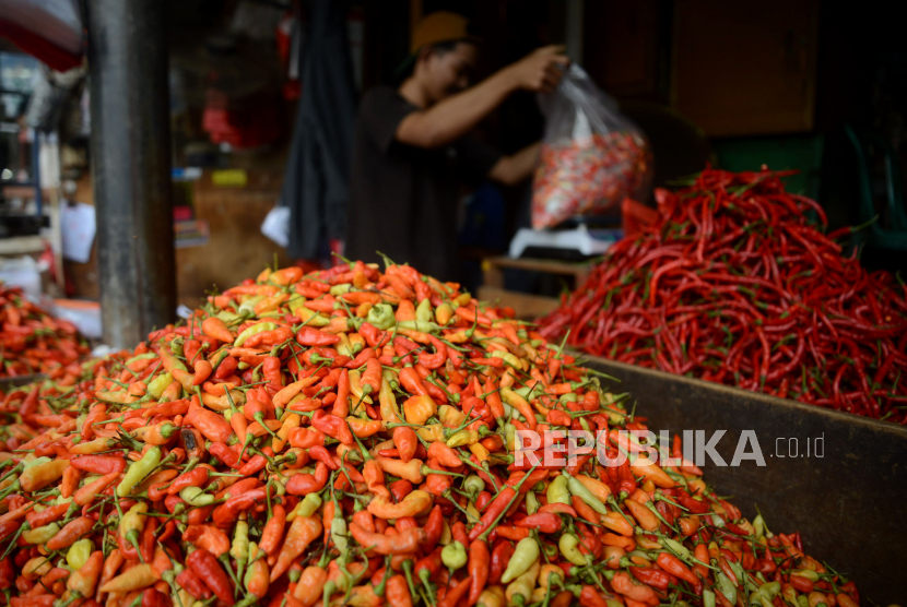 Pedagang cabai melayani pembeli di Pasar Senen, Jakarta, Senin (27/2/2023). 
