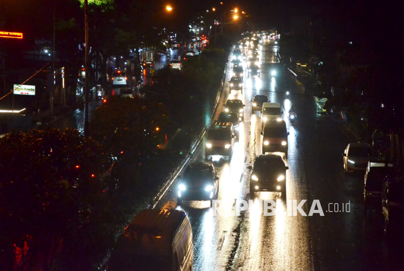 Kepadatan lalu lintas di Jalan Junjunan Pasteur dari arah Gerbang atau pintu Tol Pasteur, Kota Bandung, Jumat (27/12/2024) malam.