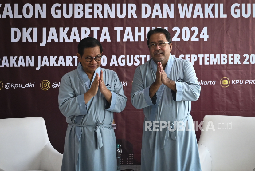 Bakal calon Gubernur DKI Jakarta Pramono Anung (kiri) dan bakal calon Wakil Gubernur DKI Jakarta Rano Karno (kanan) menjalani pemeriksaan kesehatan di RSUD Tarakan, Jakarta, Jumat (30/8/2024). Pramono Anung dan Rano Karno menjadi pasangan pertama dari tiga bakal calon gubernur dan wakil gubernur yang menjalani pemeriksaan kesehatan sebagai syarat Pilgub DKI Jakarta. 