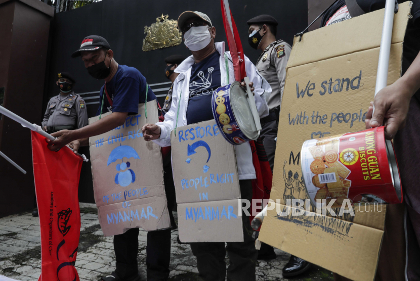 Aktivis memegang plakat dan memukul kaleng logam untuk menunjukkan dukungan kepada rakyat Myanmar selama protes terhadap kudeta militer Myanmar, di luar Kedutaan Besar Myanmar di Jakarta, Indonesia, 05 Februari 2021. Aung San Suu Kyi dari Myanmar dan para pemimpin politik penting lainnya ditahan di kudeta militer pada 01 Februari di tengah tuduhan kecurangan pemilih dalam pemilihan November 2020.