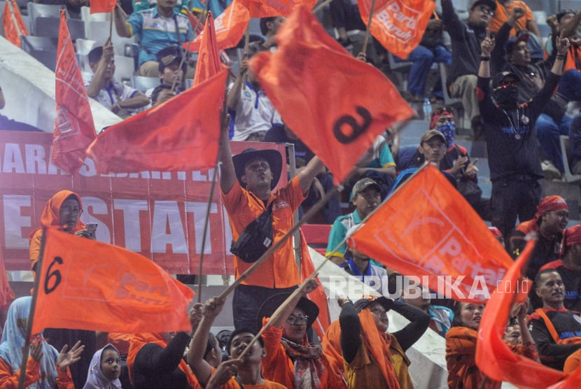 Simpatisan dari Partai Buruh saat menghadiri acara peringatan 3 tahun Kebangkitan Klas Buruh di Istora Senayan, Jakarta, Rabu (18/9/2024). Dalam kesempatan dan momentum yang dihadiri oleh ribuan buruh tersebut Partai Buruh menyatakan resmi mendukung pemerintahan Prabowo Subianto-Gibran Rakabuming Raka.