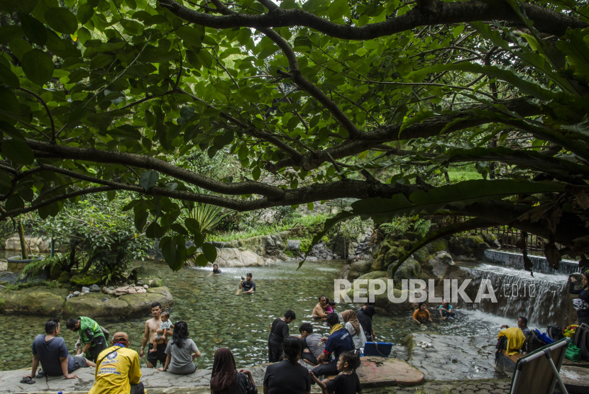Warga menikmati pemandian air panas di Sari Ater Resort, Ciater, Kabupaten Subang, Jawa Barat, Rabu (25/11). Pengamat Pariwisata, Taufan Rahmadi, menuturkan, pemerintah harus fokus pada peningkatan kunjungan wisatawan domestik pada tahun depan. 