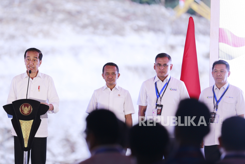 Presiden Joko Widodo (kiri) saat peresmian peletakan batu pertama pembangunan Proyek Strategis Nasional (PSN) Kawasan Industri Pupuk, di Fakfak, Papua Barat, Kamis (23/11/2023). 