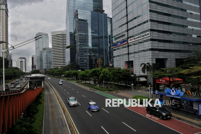 Suasana lengang di Jalan Sudirman, Jakarta, Rabu (25/12/2024). Pemerintah DKI Jakarta meniadakan ganjil genap pada 25-26 Desember 2024 dan 1 Januari 2025.