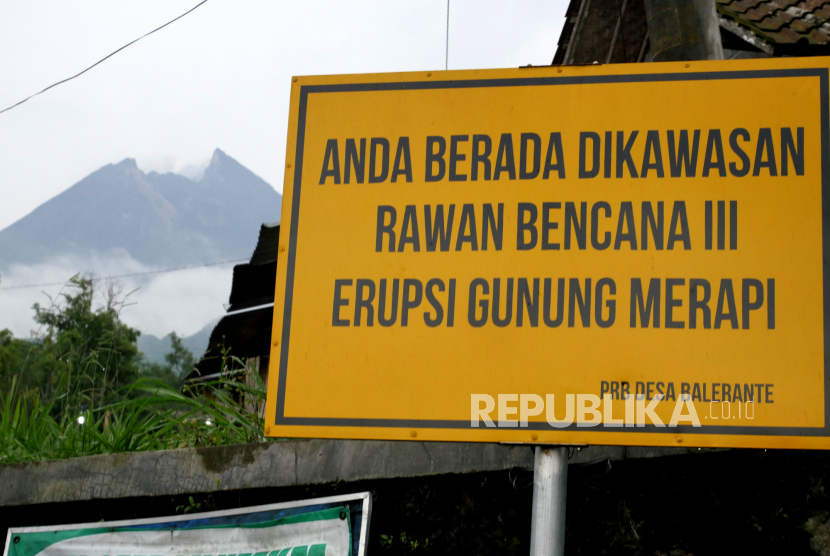Gunung Merapi terlihat dari Balerante, Klaten, Jawa Tengah. 