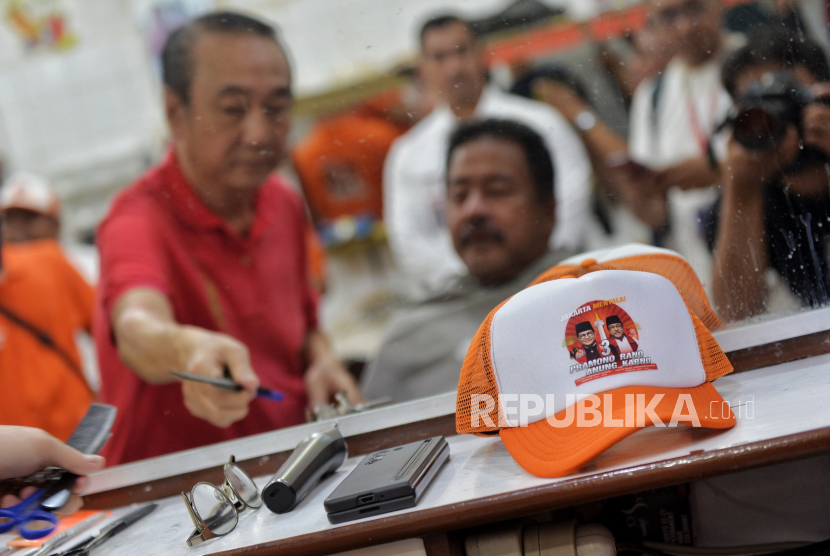 Calon wakil Gubernur DKI Jakarta nomor urut 3 Rano Karno mencukur rambut di tempat cukur legendaris Ko Tang Barbershop saat blusukan di Jalan Pintu Besar Selatan, Jakarta Barat, Ahad (29/9/2024). 